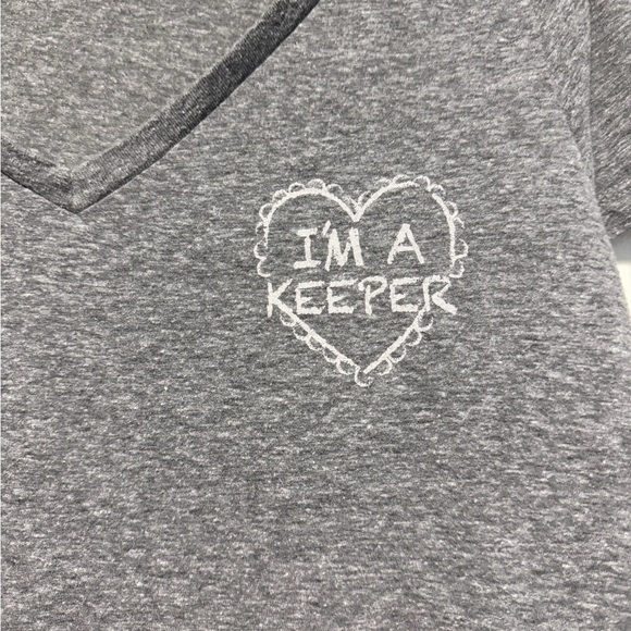 Torrid Gray V-Neck Tee Valentines Day with Heart Design I’m a Keeper - Picture 2 of 8